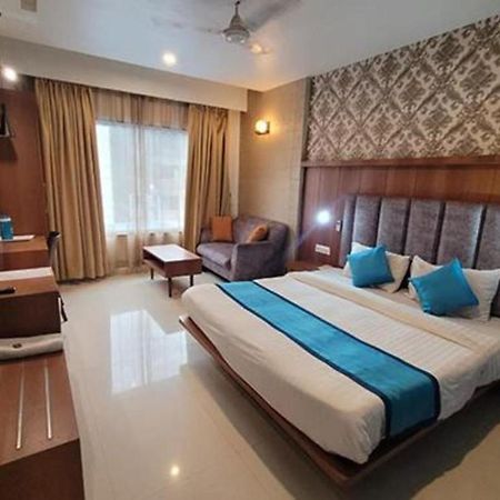 ואדודרה Fabhotel Prime Sapphire Regency מראה חיצוני תמונה