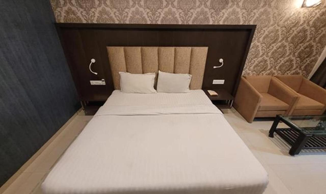 ואדודרה Fabhotel Prime Sapphire Regency מראה חיצוני תמונה